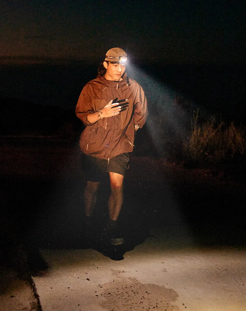Lanterna de Cabeça Naturehike com 4 Modos e SOS – acesa numa caminhada à noite