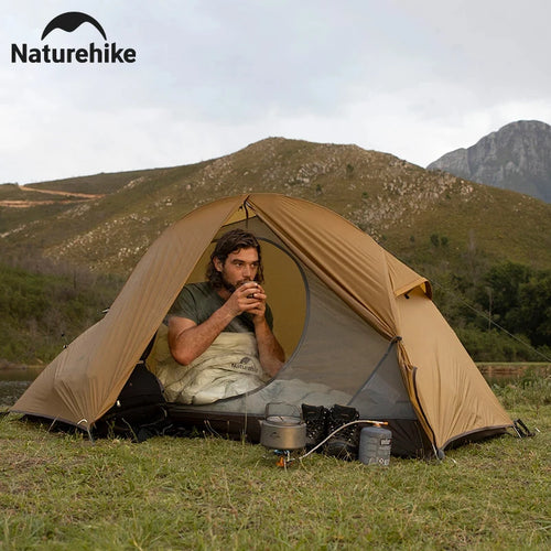 Barraca Ultraleve Naturehike Cloud Up e Mongar 2 – barraca areia com o campista na porta