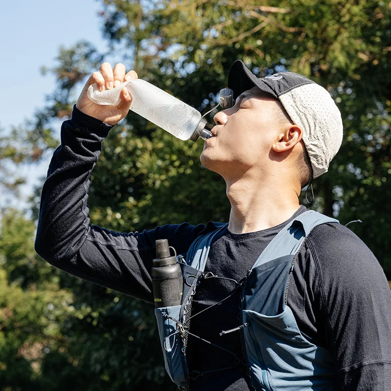 Garrafa Dobrável Naturehike 500 ml – bebendo na trilha