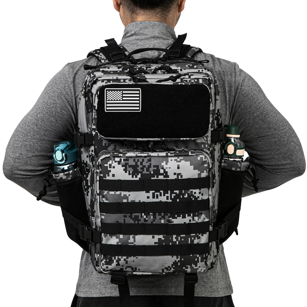 Mochila Tática 45L MOLLE – camuflagem digital cinza nas costas de uma pessoa