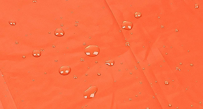 Saco de Dormir Térmico de Emergência com Apito – detalhe do material laranja repelindo água