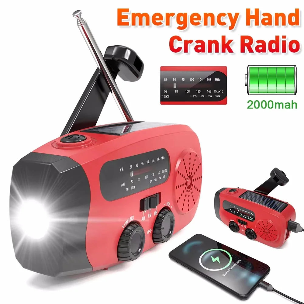 Rádio de Emergência Solar com Manivela, Lanterna e Carregador – rádio vermelho com lanterna acesa carregando um celular