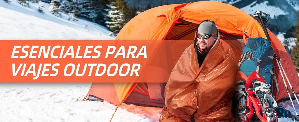 Saco de Dormir Térmico de Emergência com Apito – pessoa enrolada no saco térmico ao lado da barraca