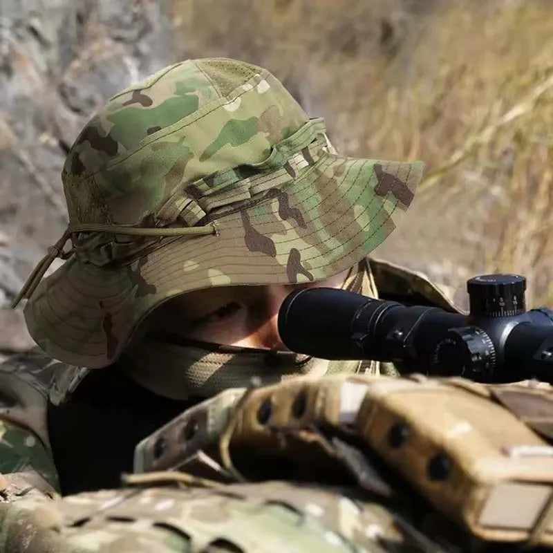 Chapéu Boonie Camuflado – estampa Multicam em uso no campo