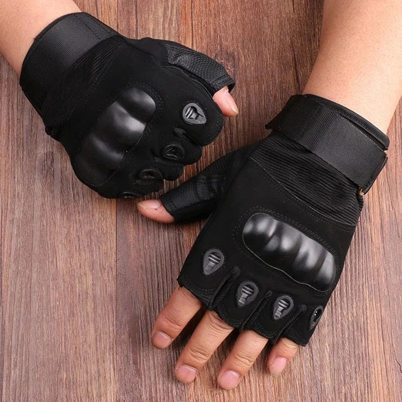 Luva Tática Meio Dedo ou Dedo Inteiro – par preto meio dedo vestido, com protetor rígido