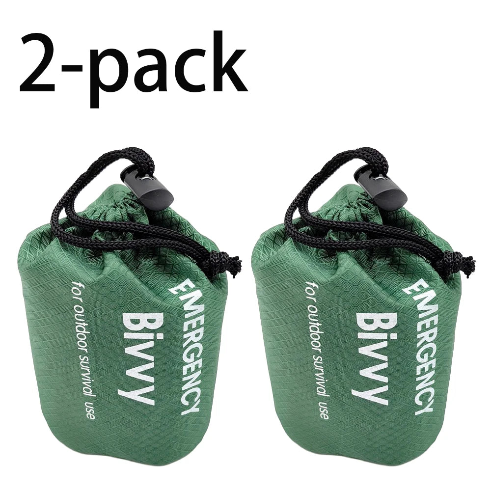 Saco de Dormir Térmico de Emergência com Apito – duas bolsas verdes de pé